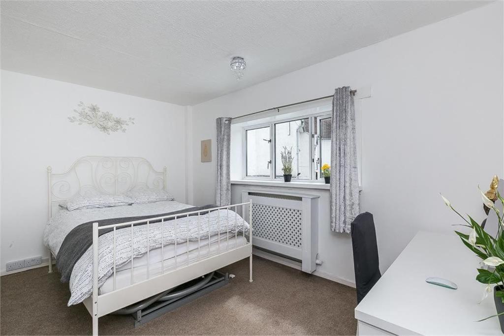 Hébergement de vacances Dreghorn House 4 Bedrooms 3 Toilets 3 Reception Free Parking 233 Mbp Wifi