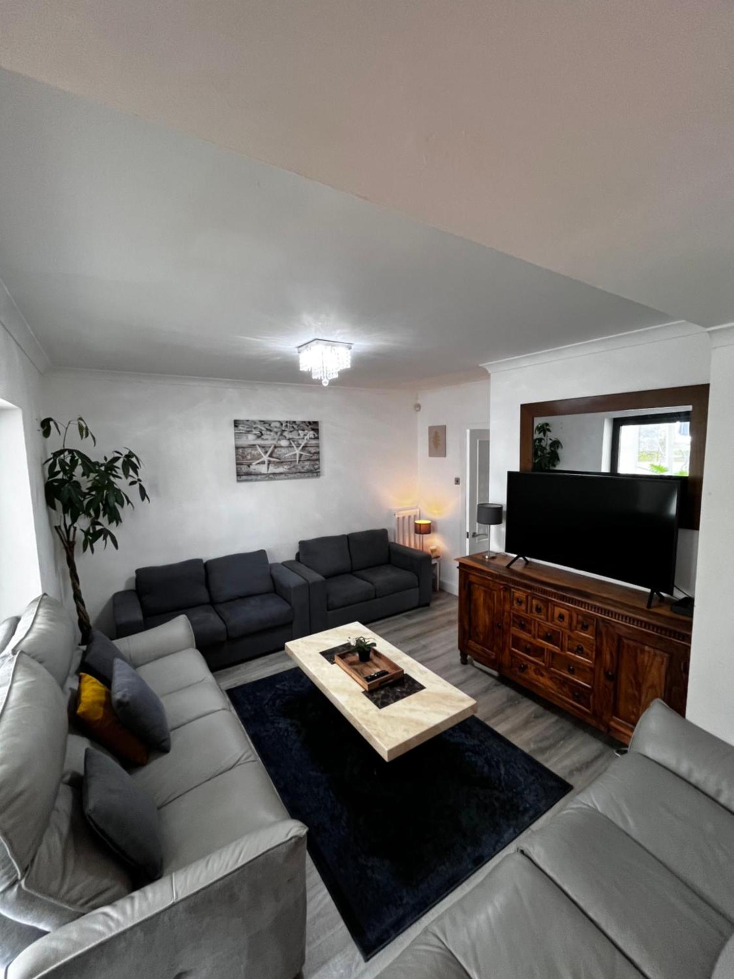 Dreghorn House 4 Bedrooms 3 Toilets 3 Reception Free Parking 233 Mbp Wifi